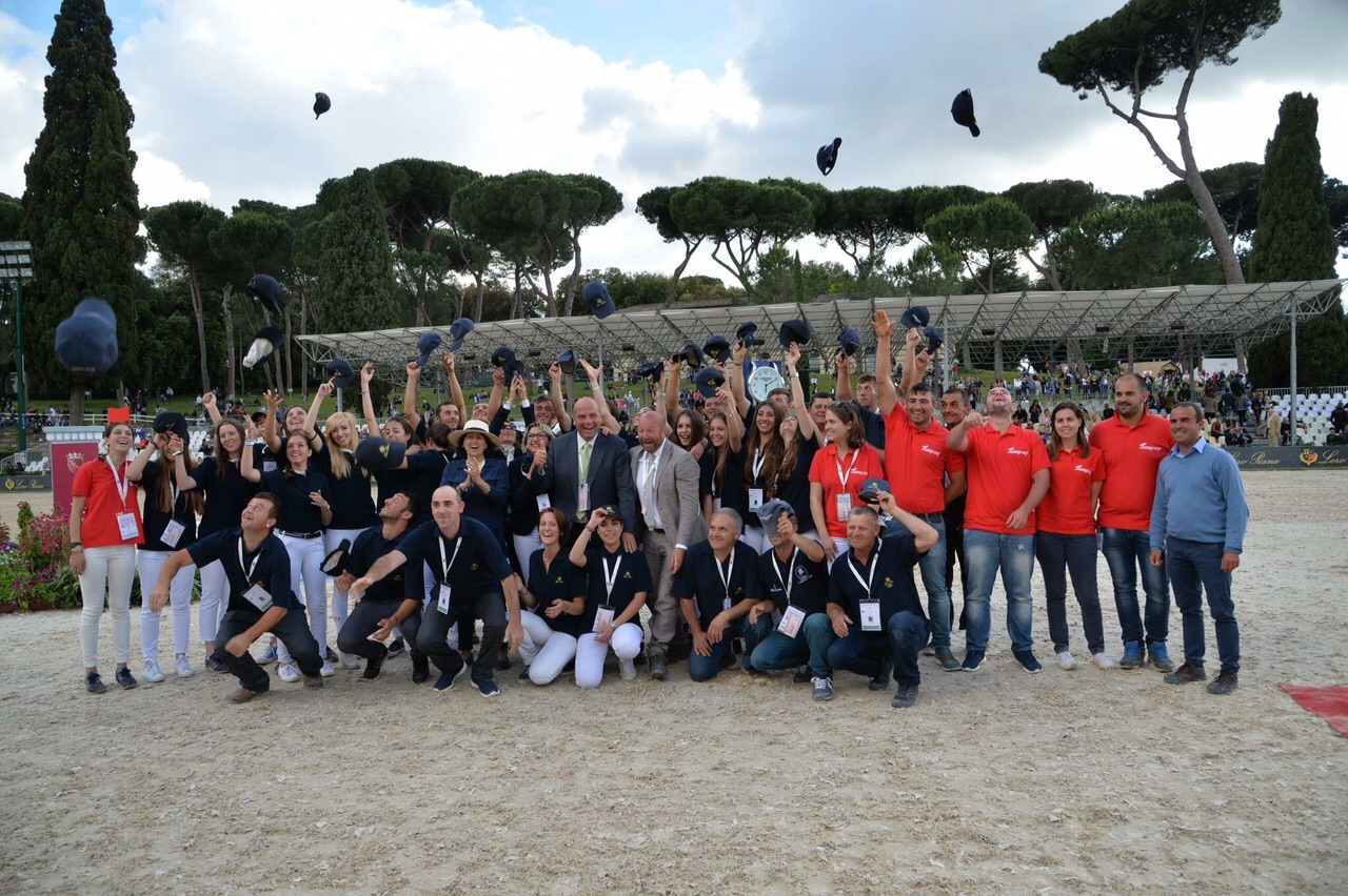 foto 20 ragazze piazza di siena